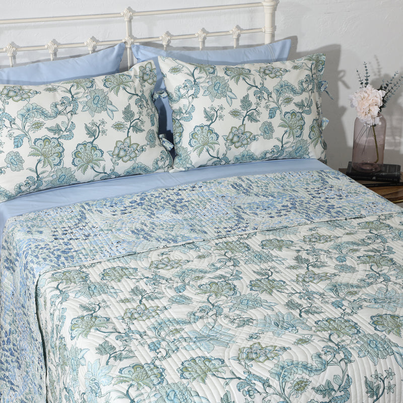 percale Reversible quilt set syled in JACOBEAN WINDFLOWER. New Zealand. Whites of London