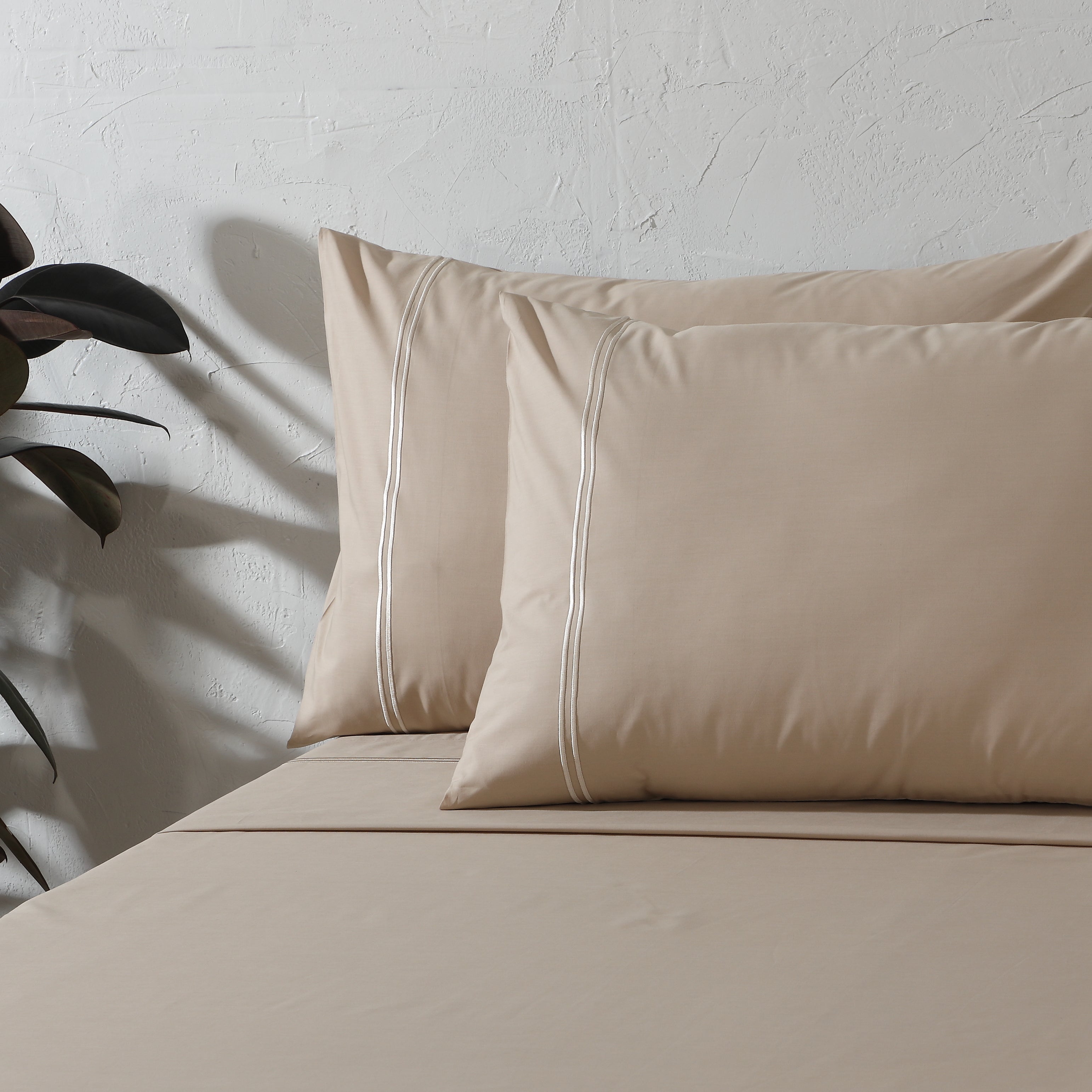 250 TC ORGANIC COTTON COLOURED EMBROIDERED SHEET SET - HUMMUS