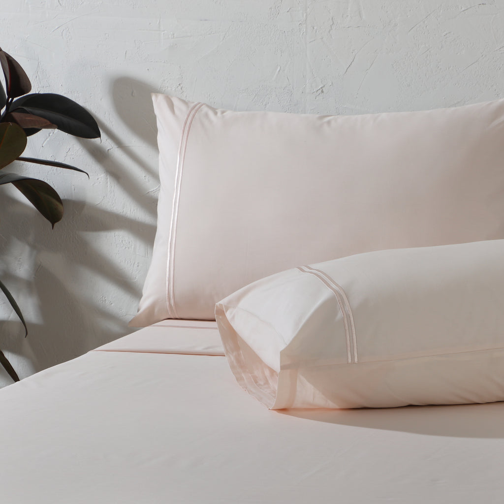 250 TC ORGANIC COLOURED EMBROIDERED SHEET SET - PEACH MIST
