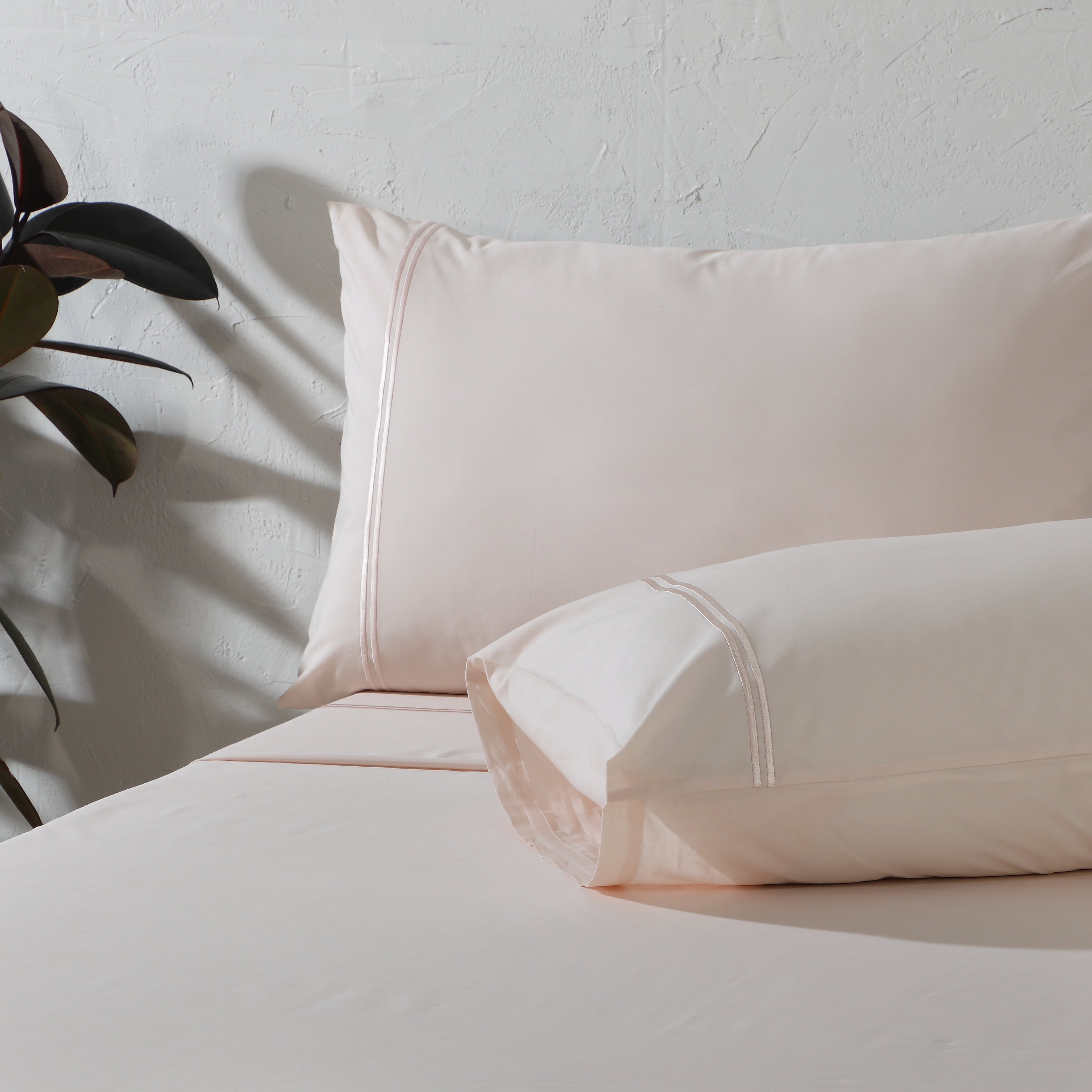 250 TC ORGANIC COLOURED EMBROIDERED SHEET SET - PEACH MIST