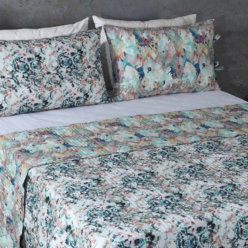 Florentine Percale Reversible Quilt Set - Light Background Bed Styling