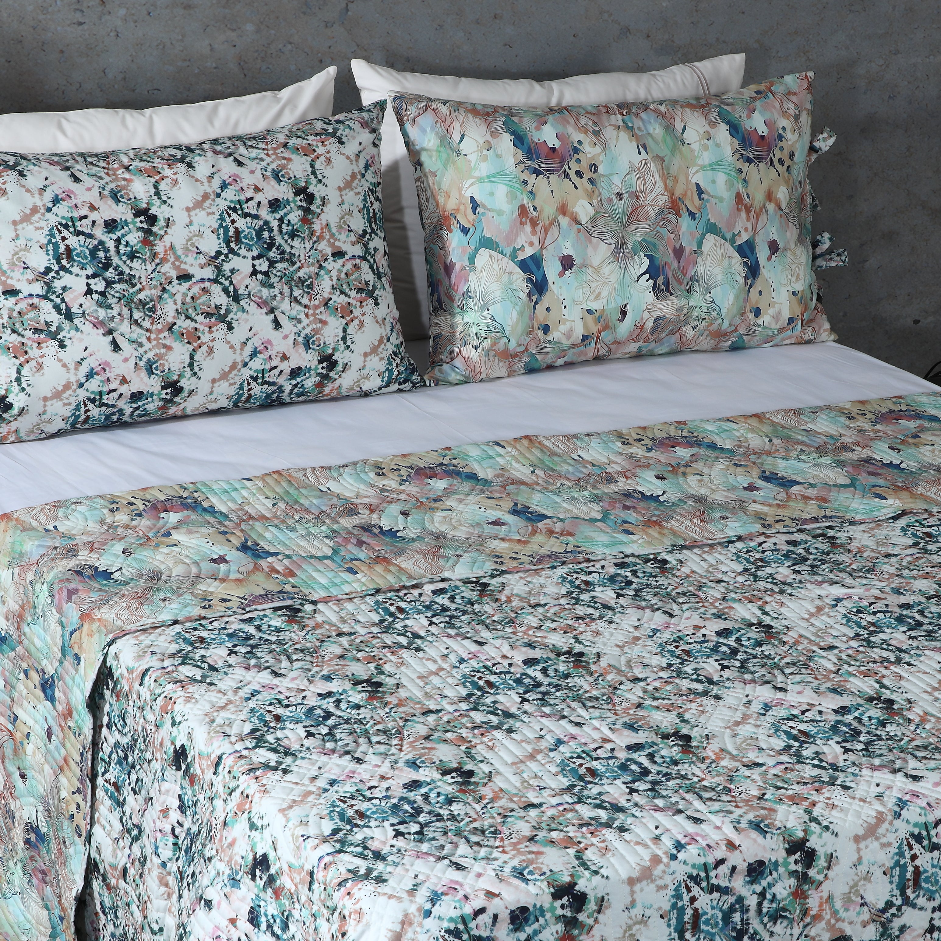 Florentine Percale Reversible Quilt Set - Light Background Bed Styling