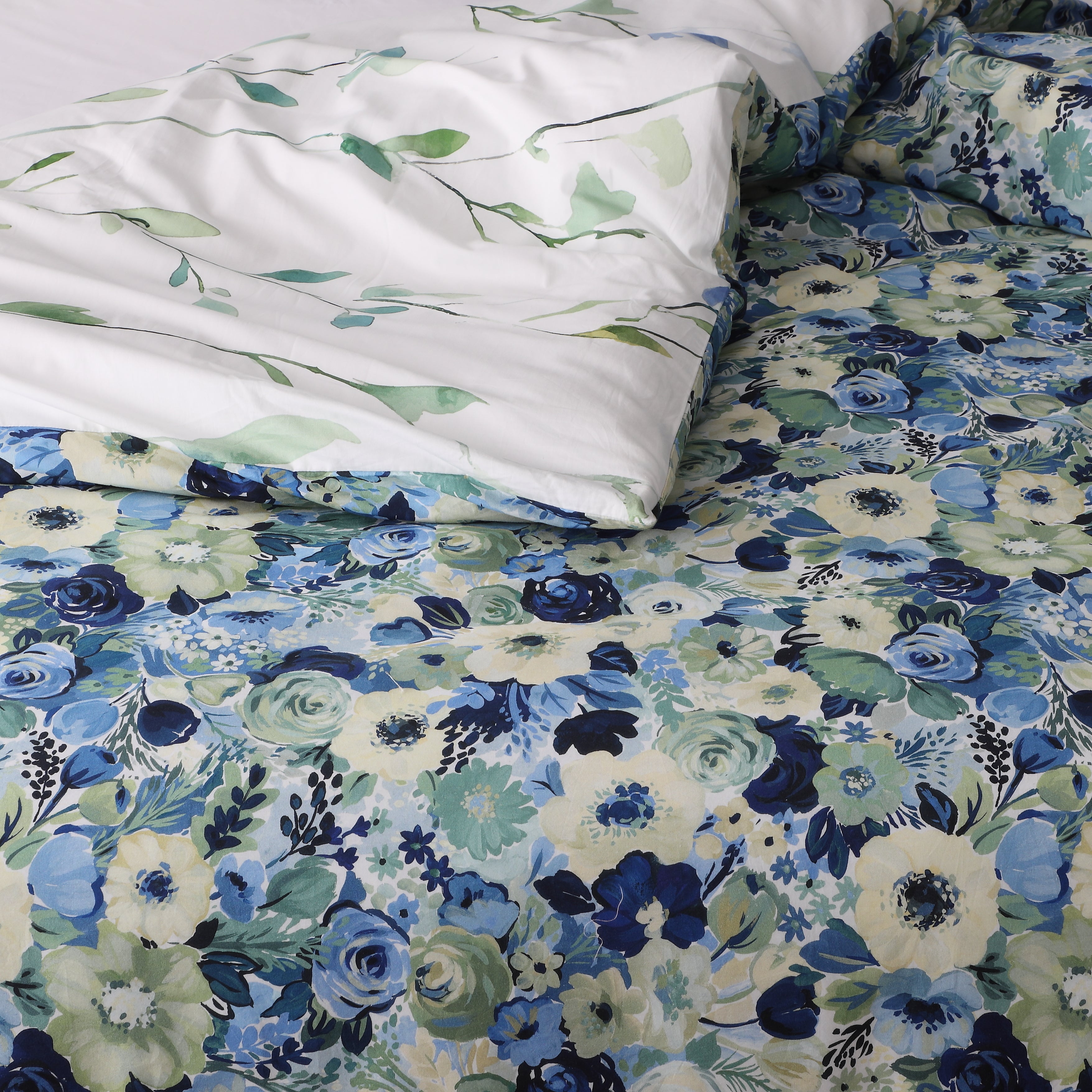 close up of both sides Whites of London NZ REVERSIBLE PRINTED DUVET COVER SET - GARDENIA 250TC 